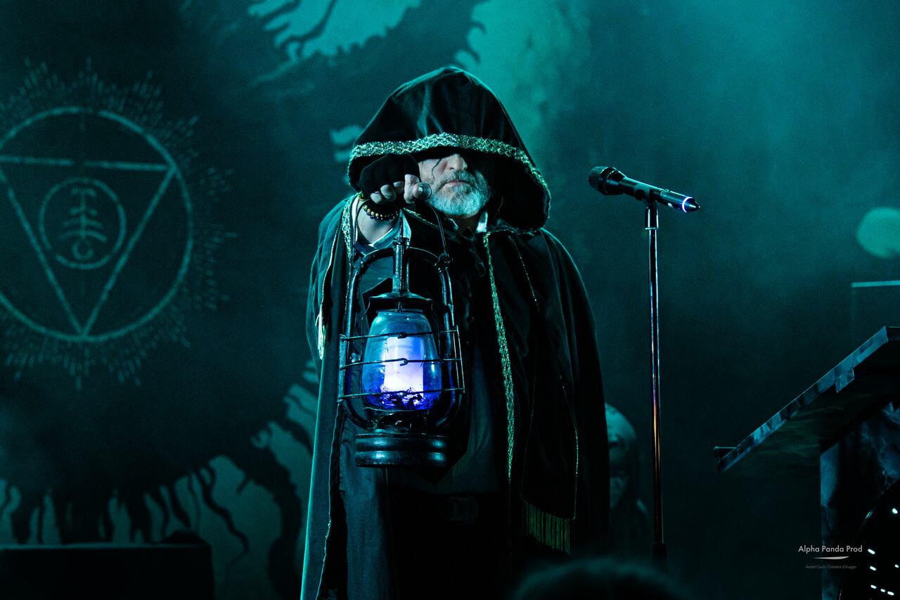 The blue lantern, beneath the seal of Dagon